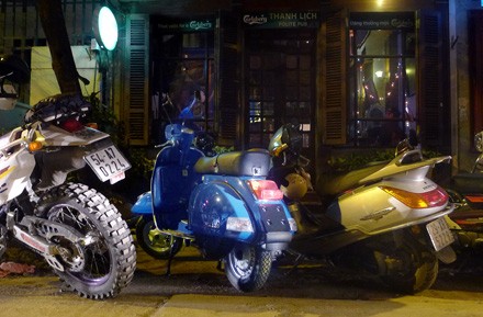 Một số hình ảnh chiếc Vespa PX được chụp tại khu phố cổ Hà Nội tối qua: